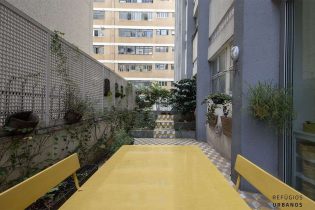 Apartamento em Higienopolis com 270m2, com uma área externa delícia, três dormitórios, sendo uma suíte e duas vagas na charmosa rua Itacolomi.