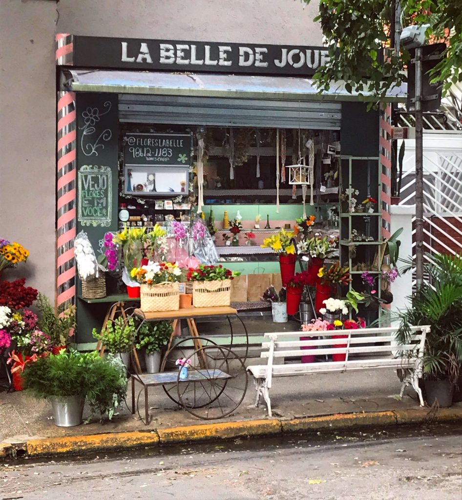 Uma floricultura caprichosa na Rua Pintassilgo