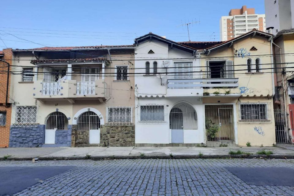 A ARQUITETURA DE ARTACHO JURADO É UMA DAS MAIS CONHECIDAS PORÉM POUCOS CONHECEM SUAS PRIMEIRAS OBRAS: CASAS NOS BAIRROS DA POMPEIA E VILA ROMANA.