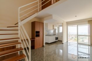 Duplex de 60m² com uma suíte, cozinha integrada, duas vagas e duas varandas com vista livre para a Vila Madalena, a 700m do Metrô linha verde