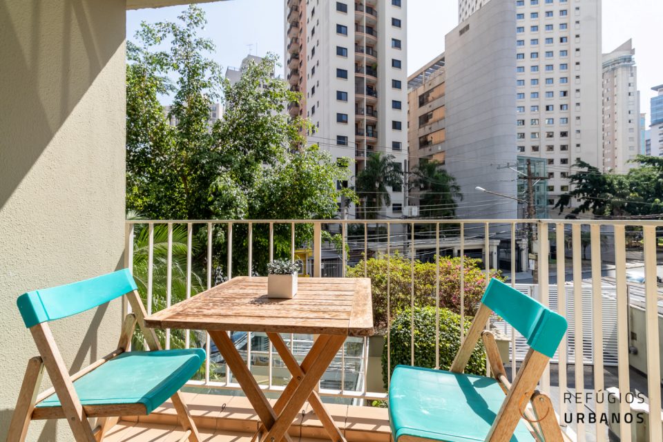 Vila Olímpia, apartamento charmoso com 50 m2, 2 quartos, varanda. 1 vaga. Prédio com piscina e churrasqueira na cobertura.