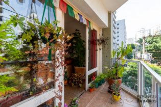 Com uma varanda bem gostosa, apartamento de 94m² e dois quartos, super iluminado, com pé direito alto e cômodos generosos, em Pinheiros.