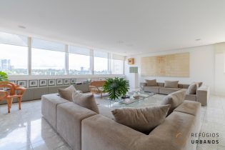 Apartamento em Higienopolis 420m2 assinado por Jorge Zalszupin, duas suites e 3 vagas, reformado em um grande espaço fluido que é pura luz.