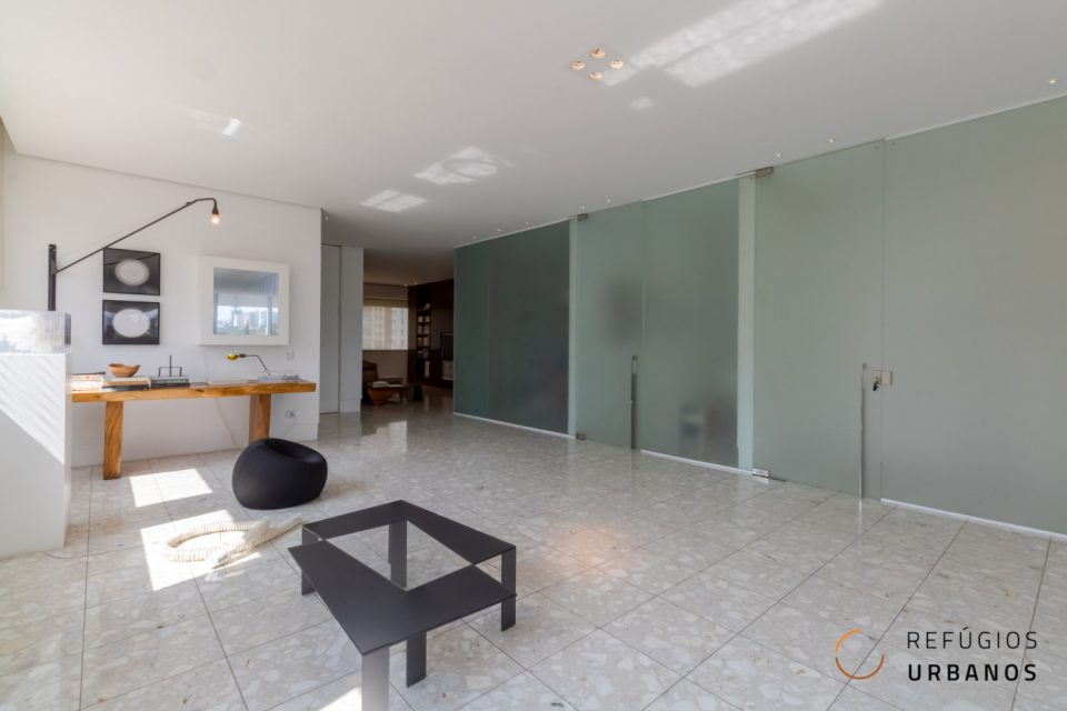 Apartamento em Higienopolis 420m2 assinado por Jorge Zalszupin, duas suites e 3 vagas, reformado em um grande espaço fluido que é pura luz.